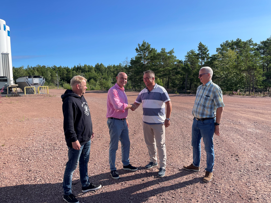 Kalavapriikin edustajat vierailivat Fifaxin Eckerön laitoksella allekirjoittamassa sopimuksen